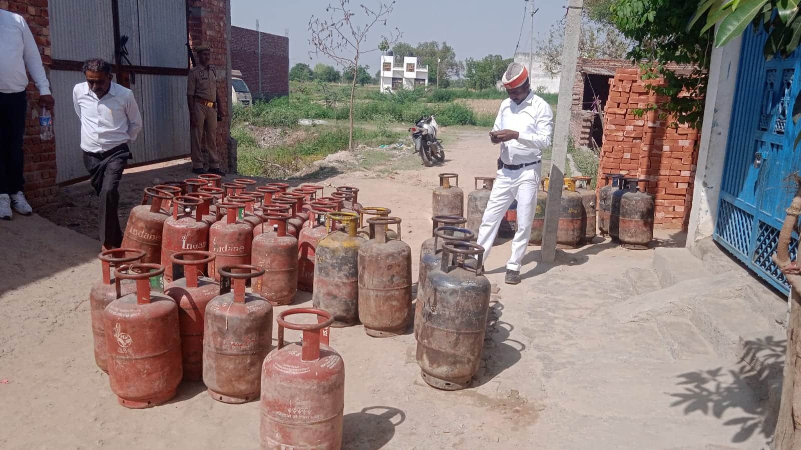 छापा मारकर पकड़े गए सिलिंडर। संवाद