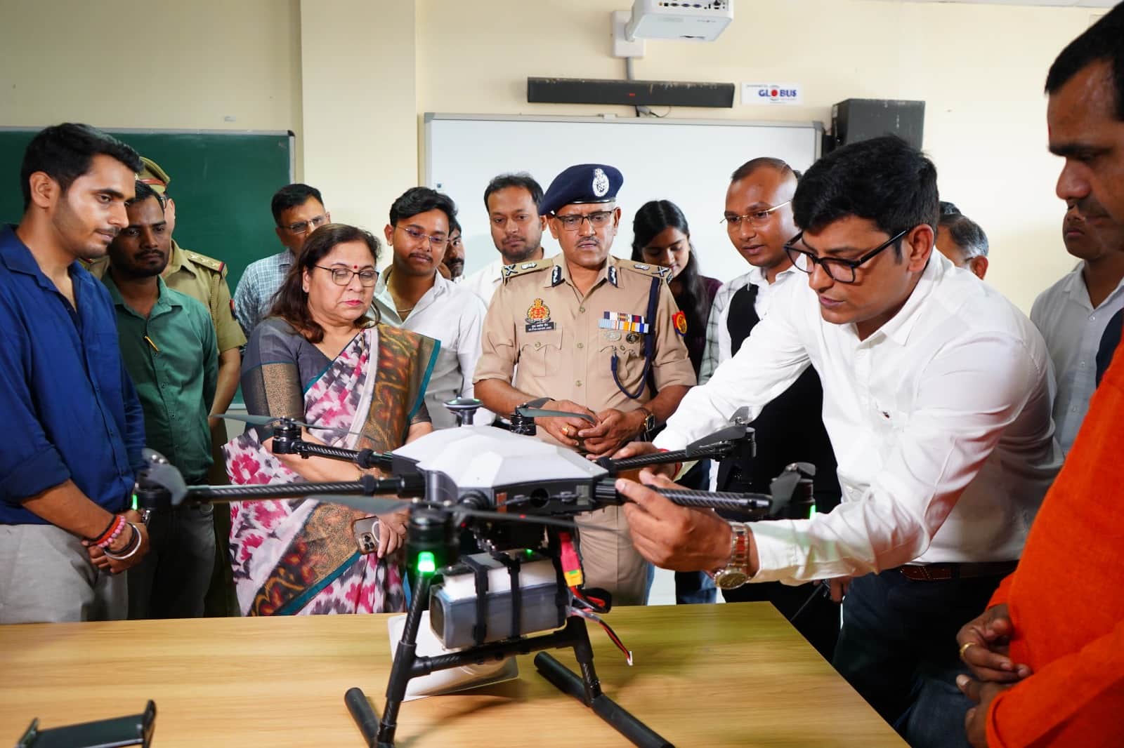 ड्रोन लैब के उद्घाटन के बाद निरीक्षण करतीं कुलपति प्रो. पूनम टंडन, एडीजी मुथा अशोक जैन व अन्य।