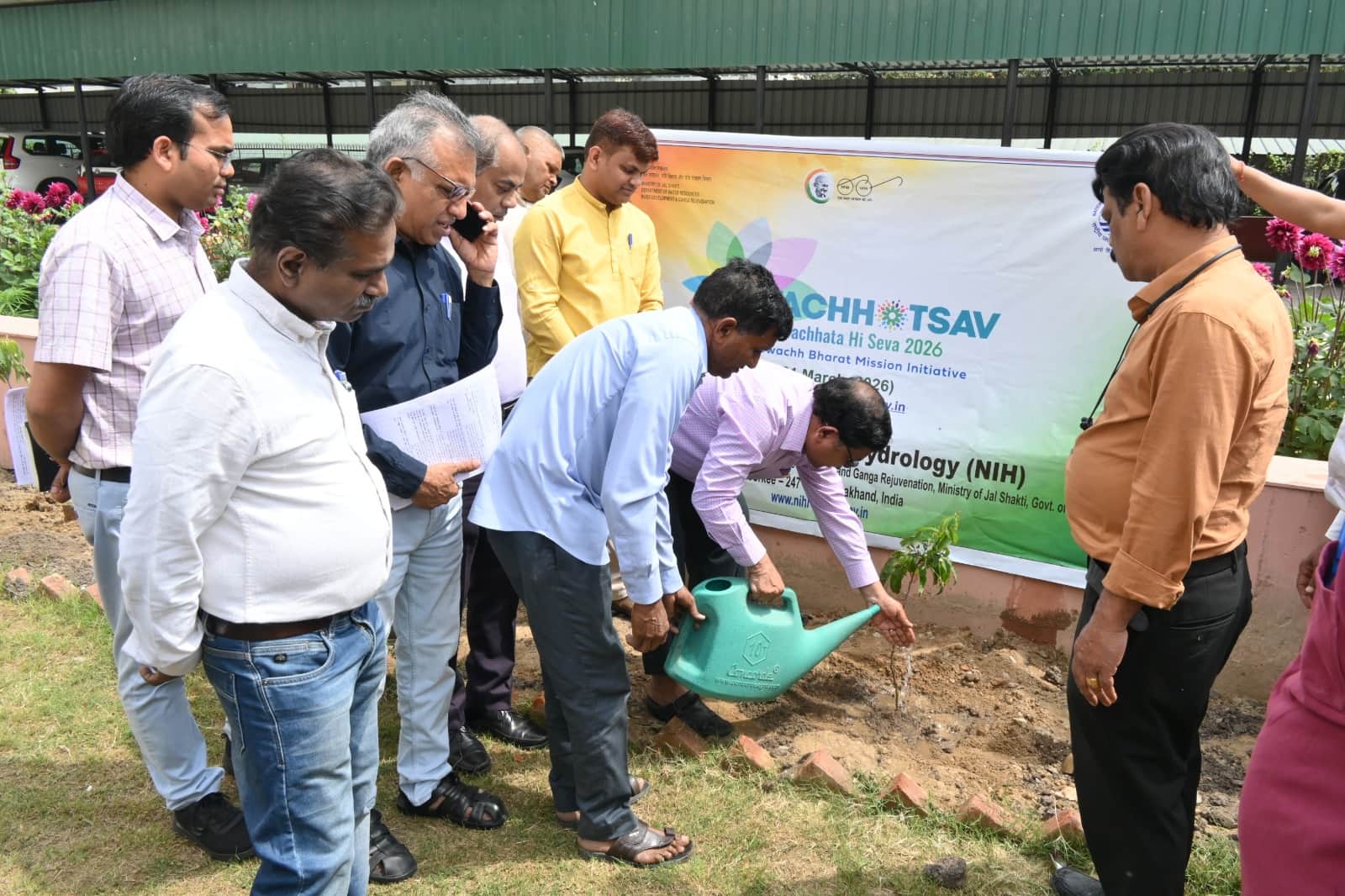 एचआईएच कैंपस में में पौधरोपण करते हुए। स्वयं