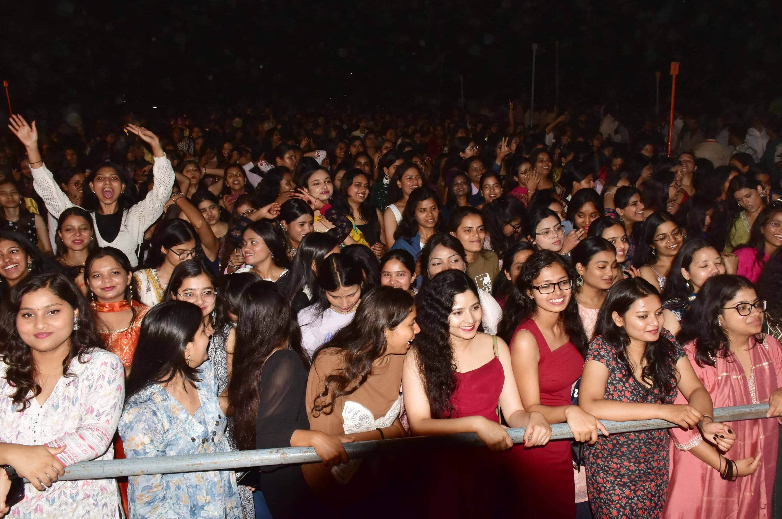एमएमएमयूटी में आयोजित स्टार नाइट के दौरान झूमतीं छात्राएं। 