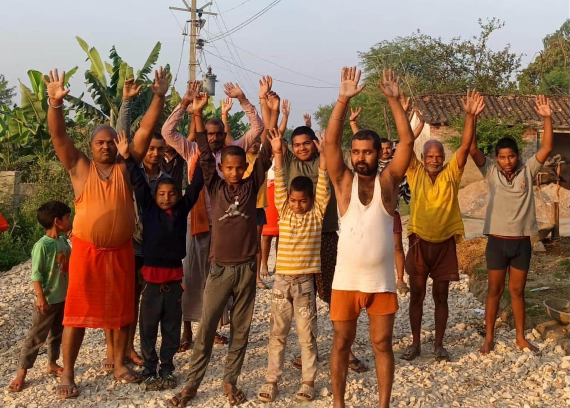 फखरपुर के सिसवारा गांव में रविवार को प्रदर्शन करते ग्रामीण। -स्रोत : ग्रामीण