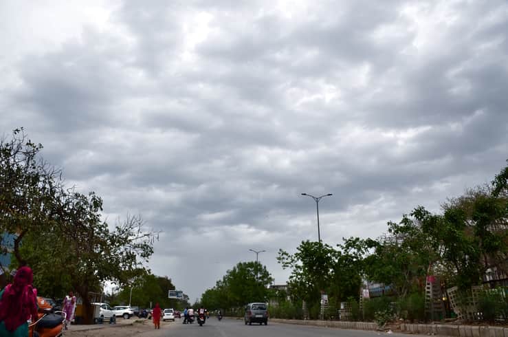 फरीदाबाद में दोपहर बाद छाए बादल मौसम हुआ सुहावना लोगों को गर्मी से मिली राहत। फोटो जोगेंद्र शर्