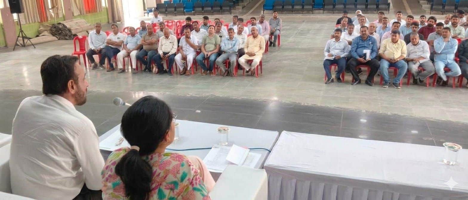 फोटो 03पेट्रोलियम पदार्थ व उर्वरक वितरक एजेंसी संचालक को संबोधित करते डीसी। विभाग