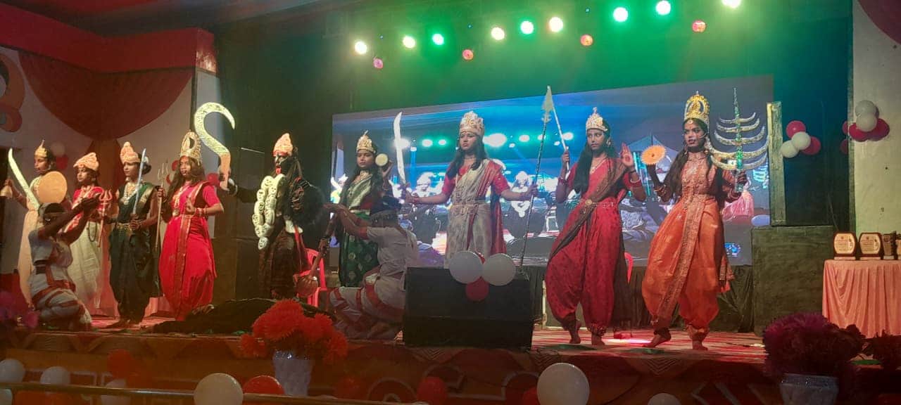 फोटो 1 श्रीदेवी मेला के कादंबरी रंगमंच पर प्रस्तुति देते प्रतिभागी बच्चे। स्रोत आयोजक