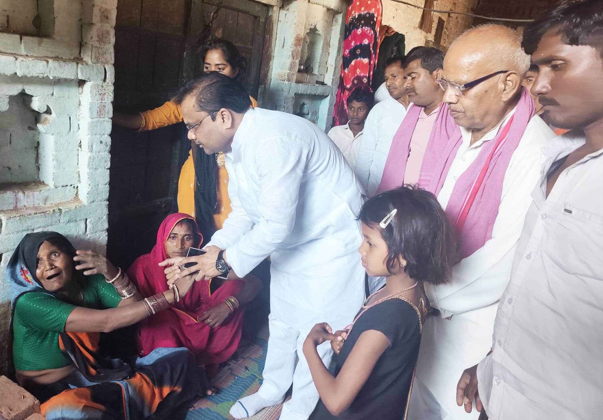 फोटो-20-शिवदेवी को ढांढस बंधाते पूर्व ब्लॉक प्रमुख कुश वर्मा। संवाद