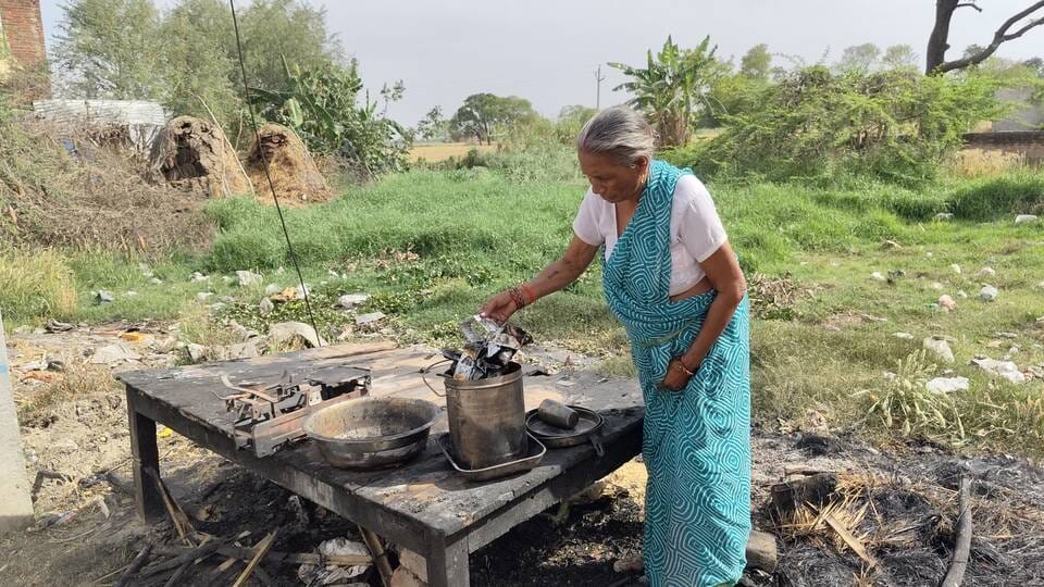 Hut and kiosk burnt due to fire, loss of lakhs