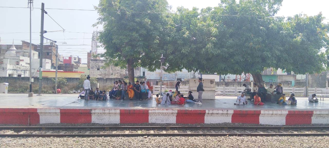 फोटो-21-स्टेशन पर ट्रेन का इंतजार करते यात्री।संवाद