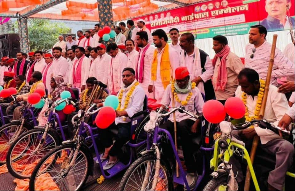 फोटो-21-दिव्यागंजनों को ई-ट्राईसाइकिल भेंट करते एमएलसी सुनील सिंह यादव। स्रोत: कार्यकर्ता