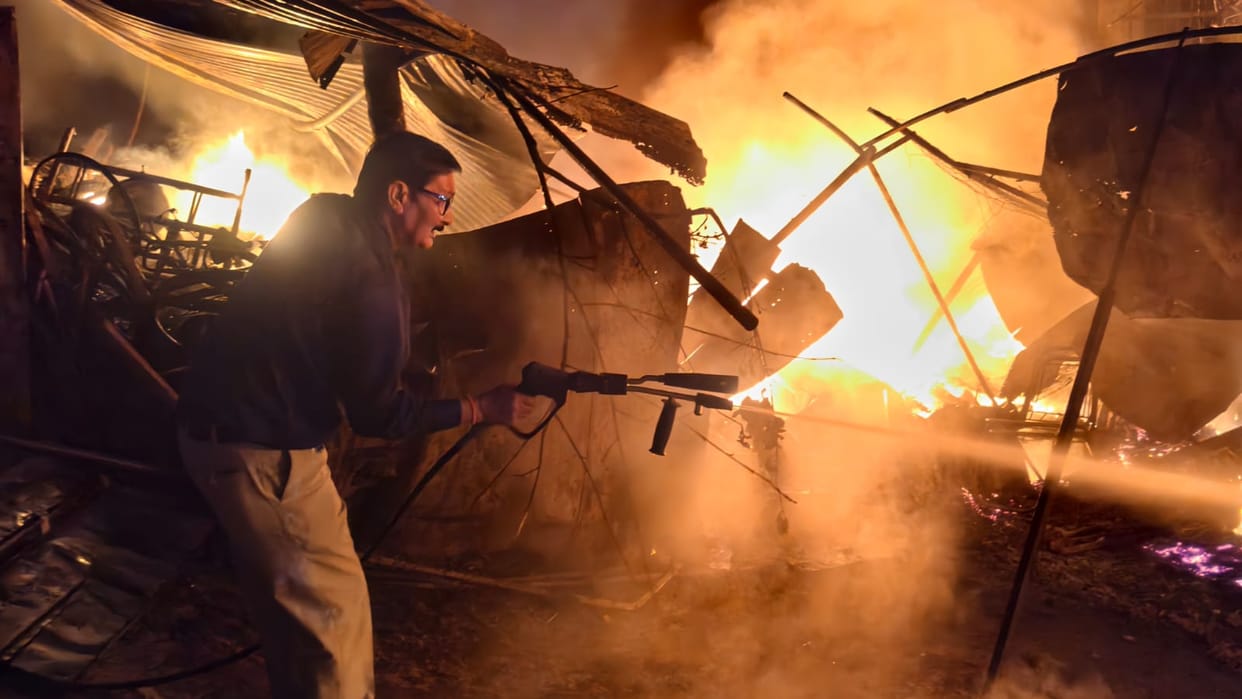 Massive fire near Naveen Galla Mandi, loss worth lakhs