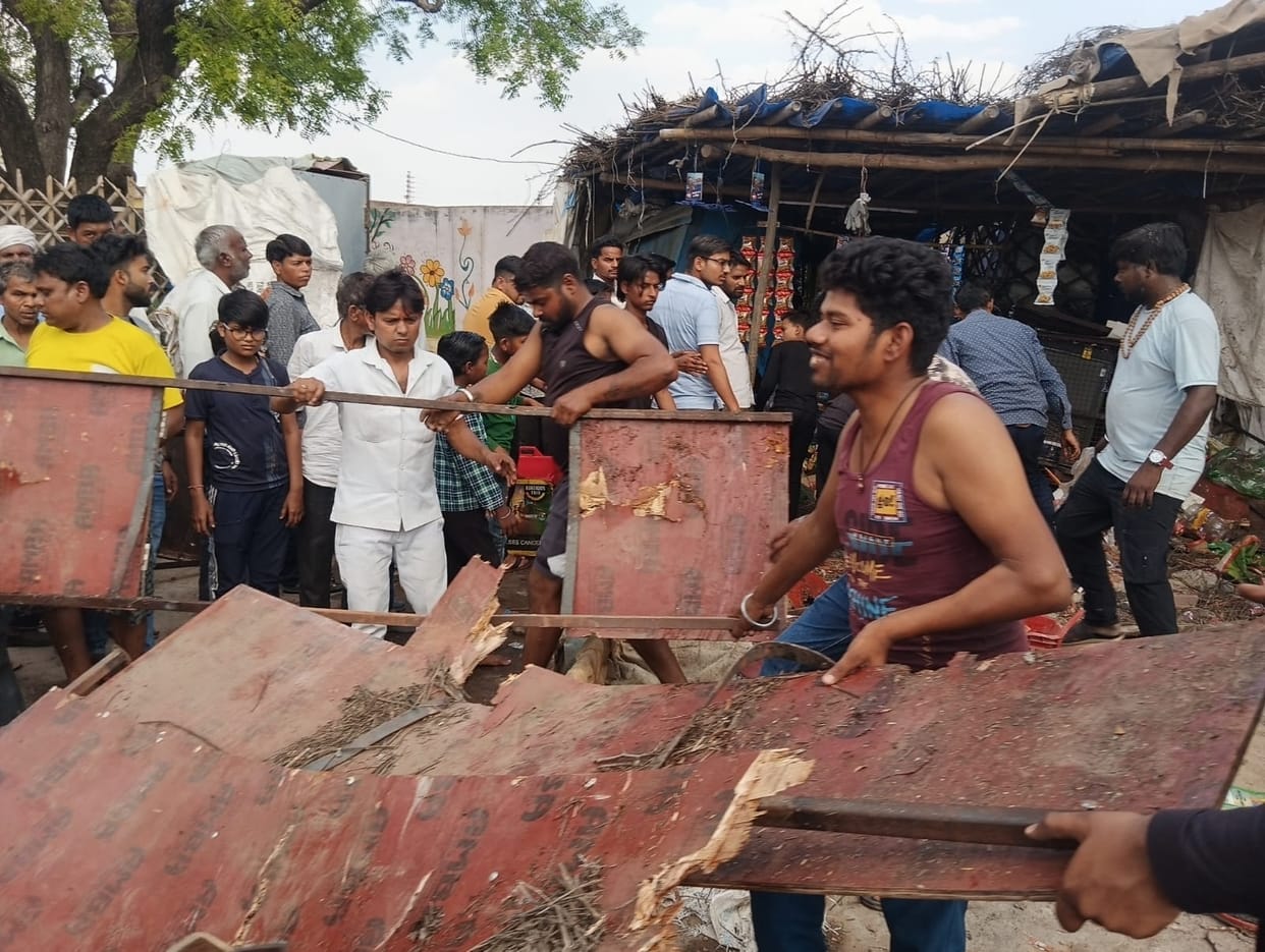 Canter rams into tea stall, injures four people including three brothers