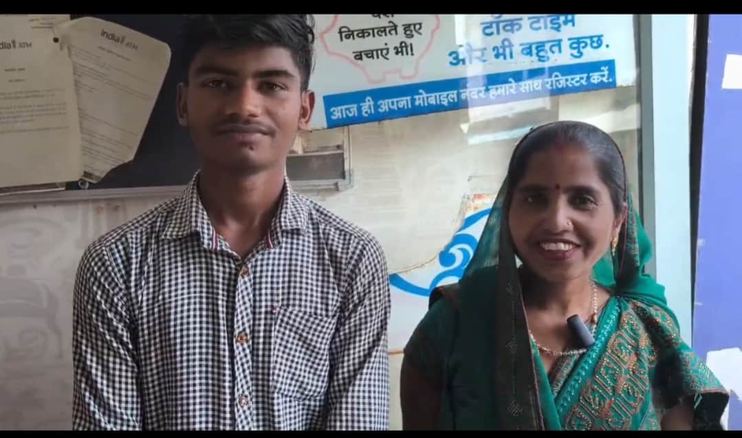 फोटो 50 बैंक ऑफ इंडिया के एटीएम पर मौजूद सीता। संवाद