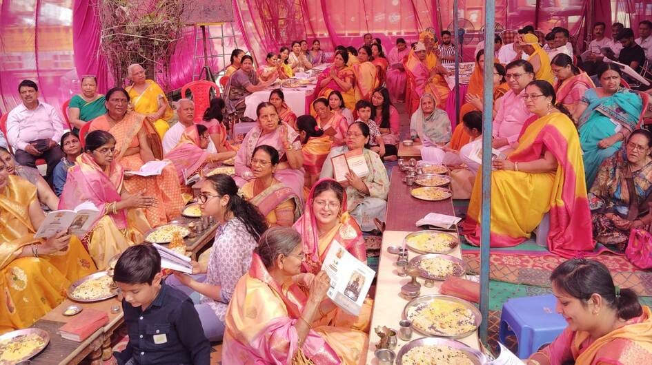 People danced to the hymns of the Jain group at the Janma Kalyanak Mahotsav.