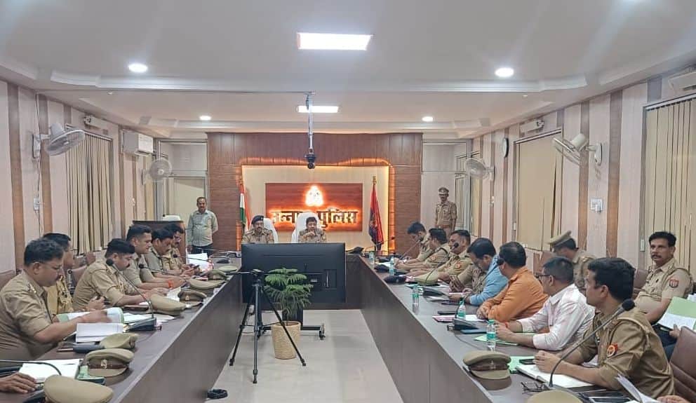 फोटो-8-समीक्षा बैठक में मौजूद पुलिस अधिकारी व कर्मचारी। स्रोत: पुलिस