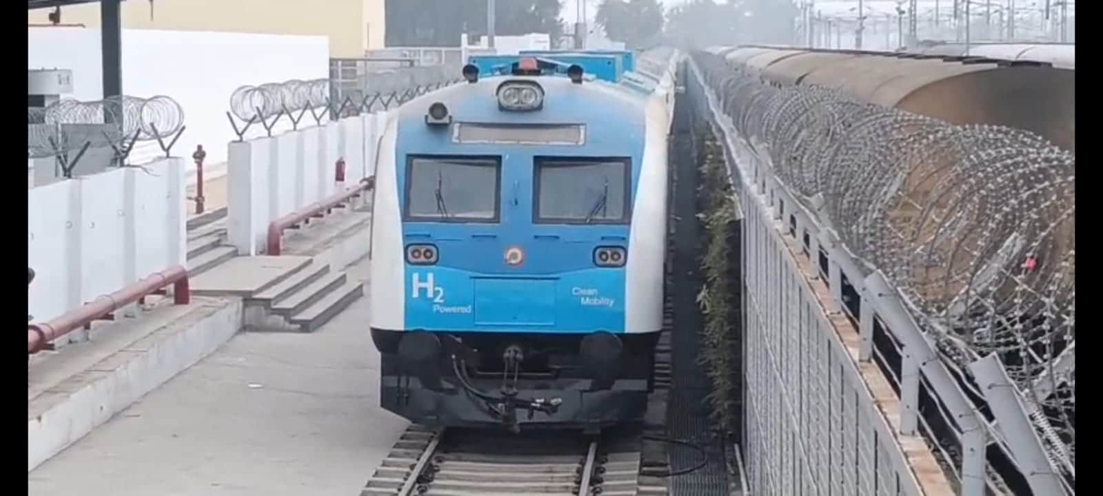 फोटो। रेलवे जंक्शन पर खड़ी हाइड्रोजन ट्रेन। संवाद