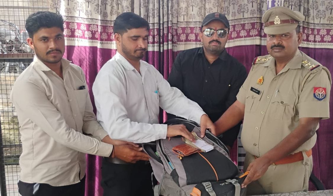 The money did not shake his integrity, and he deposited his bag at the police station.