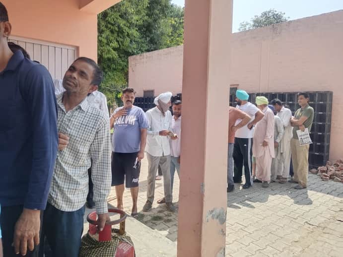 फतेहाबाद में गर्मी में सिलिंडर के लिए इंतजार करते हुए उपभोक्ता। 