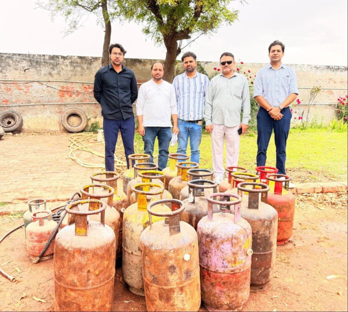 25 domestic cylinders seized from dhabas and establishments in Gohana