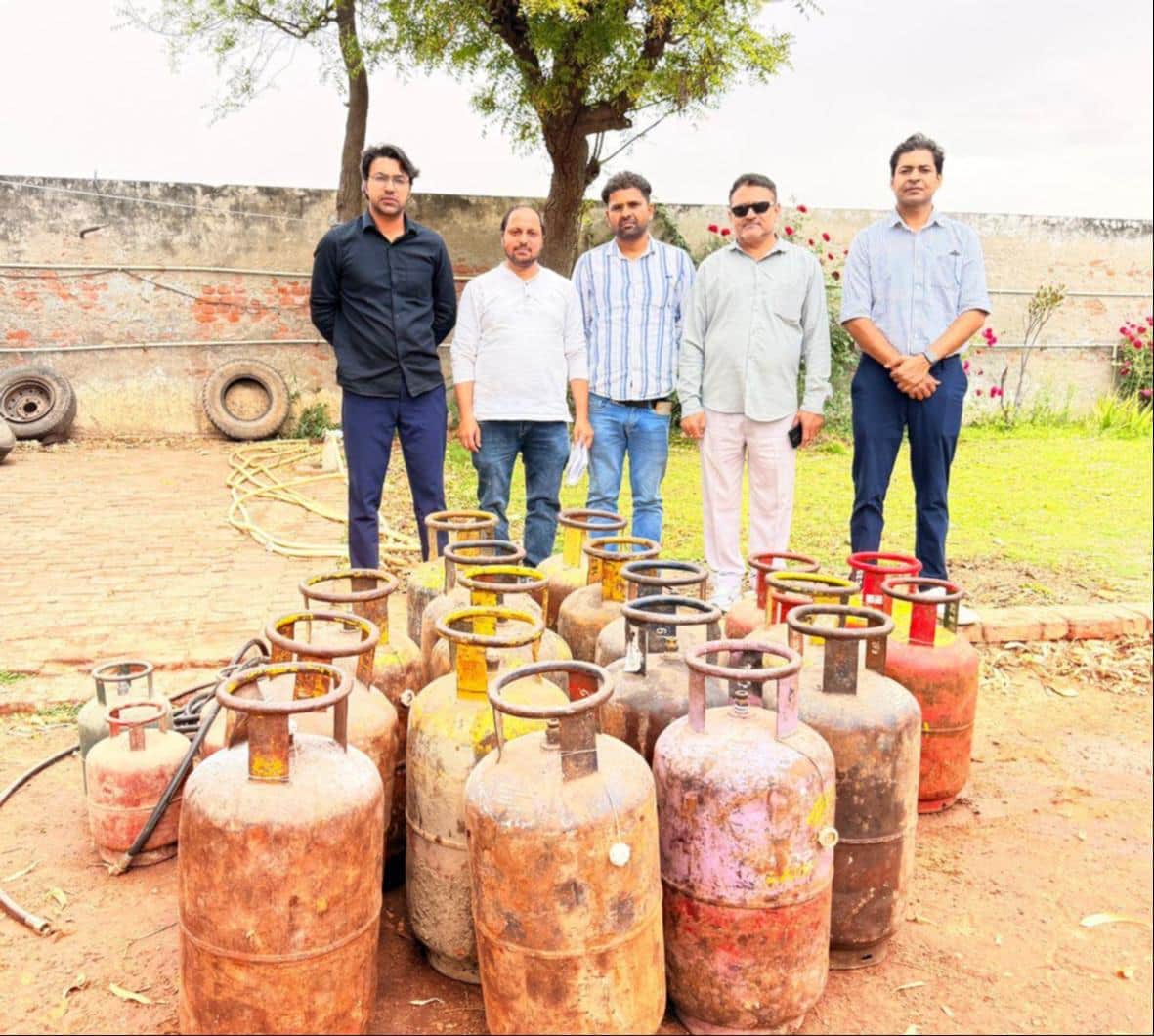 गोहाना में खाद्य एवं आपूर्ति विभाग की छापेमारी में जब्त किए गए 25 गैस सिलेंडर। स्रोत : प्रवक्ता