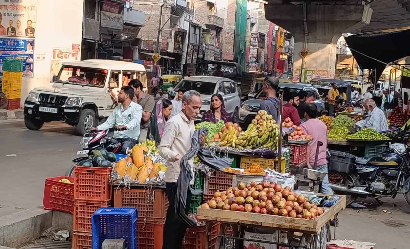 गोपीगंज में सड़क पर अतिक्रमण कर लगी दुकानें। संवाद