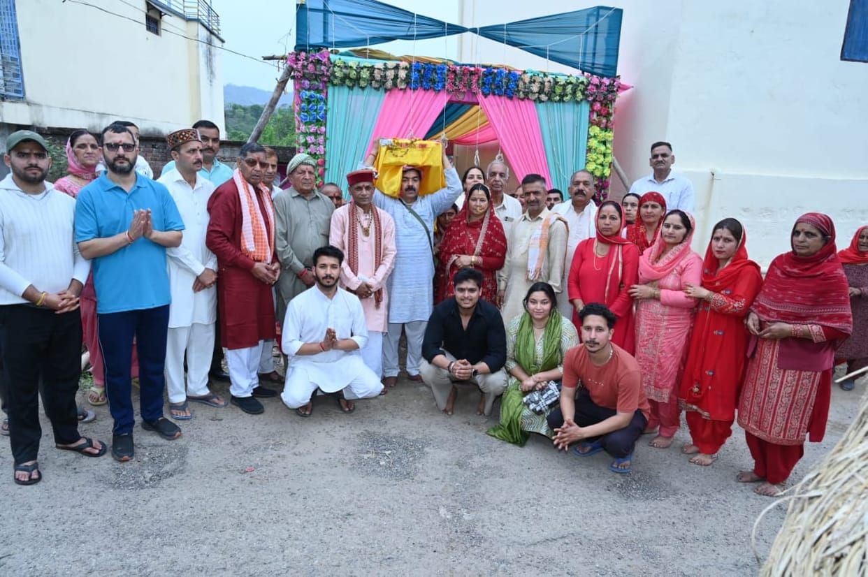 The divine love story of Radha-Krishna was narrated to the devotees.