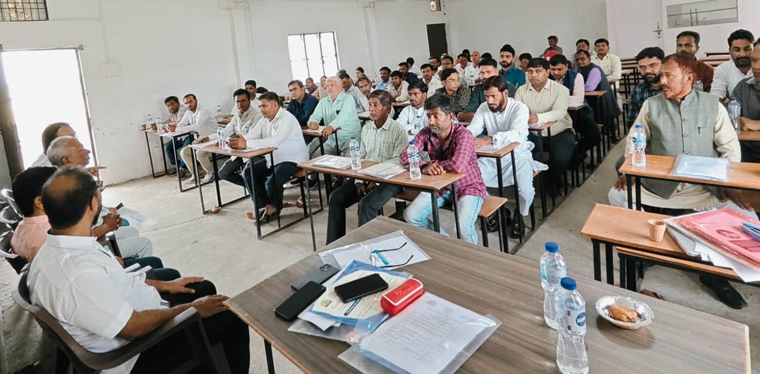 गैसड़ी में आयोजित कार्यशाला में मौजूद शिक्षक ।-स्रोत: विभाग