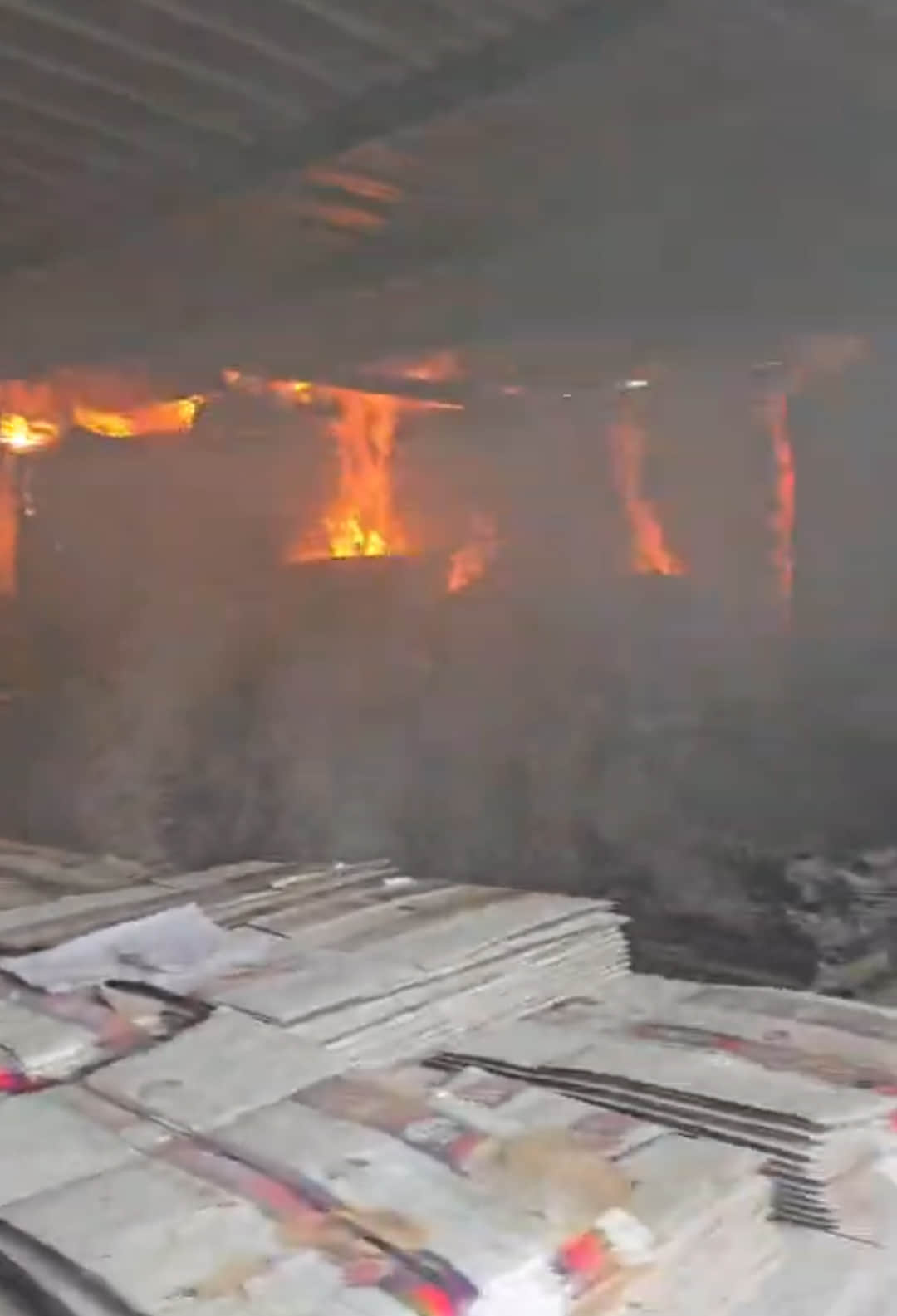 गत्ता फैक्ट्री में लगी आग। स्रोत: वीडियोग्रौब