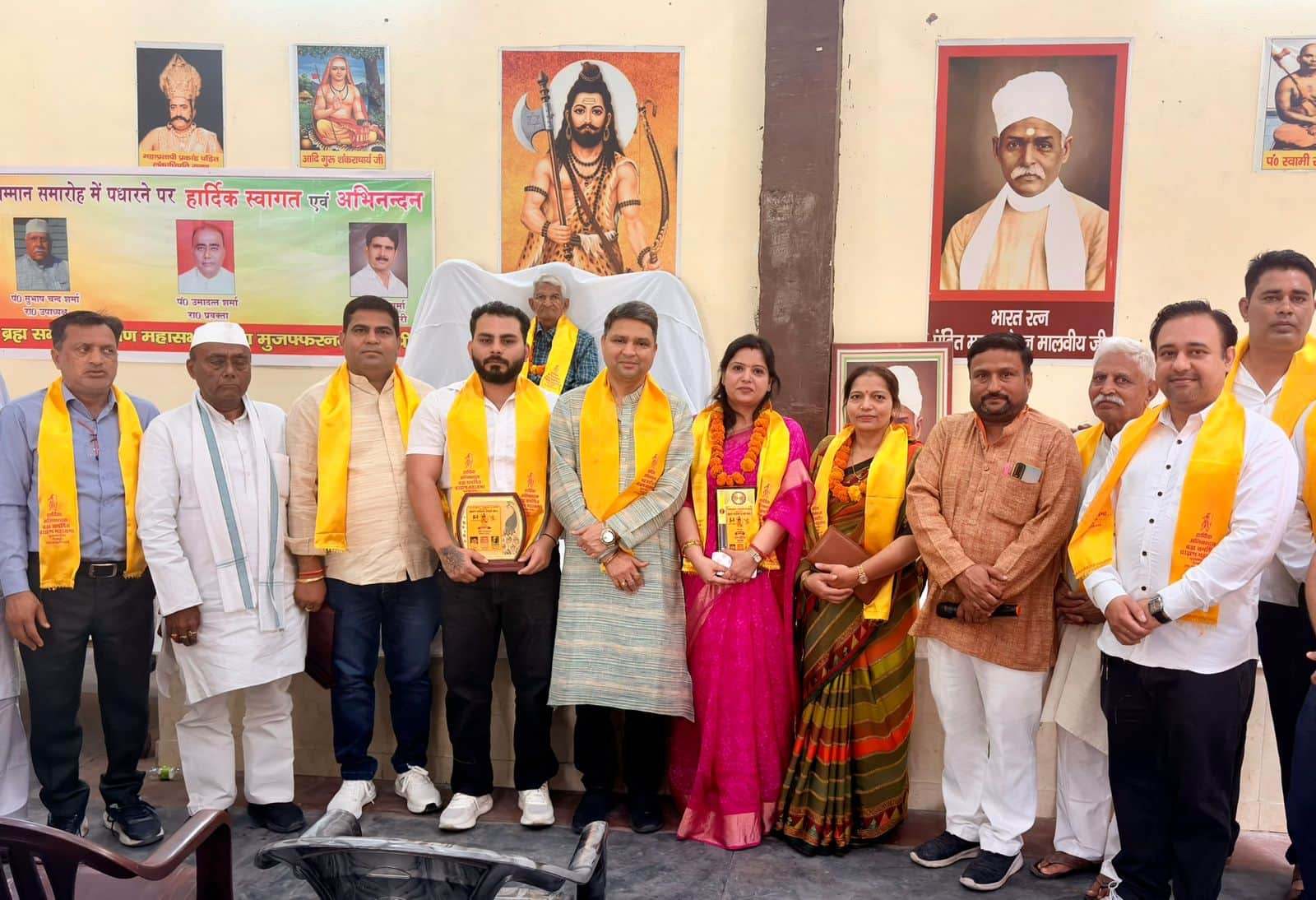 गांधी कॉलोनी स्थित मालवीय भवन में सभासदों और पदाधिकारियों को सम्मानित करते अतिथि : संवाद