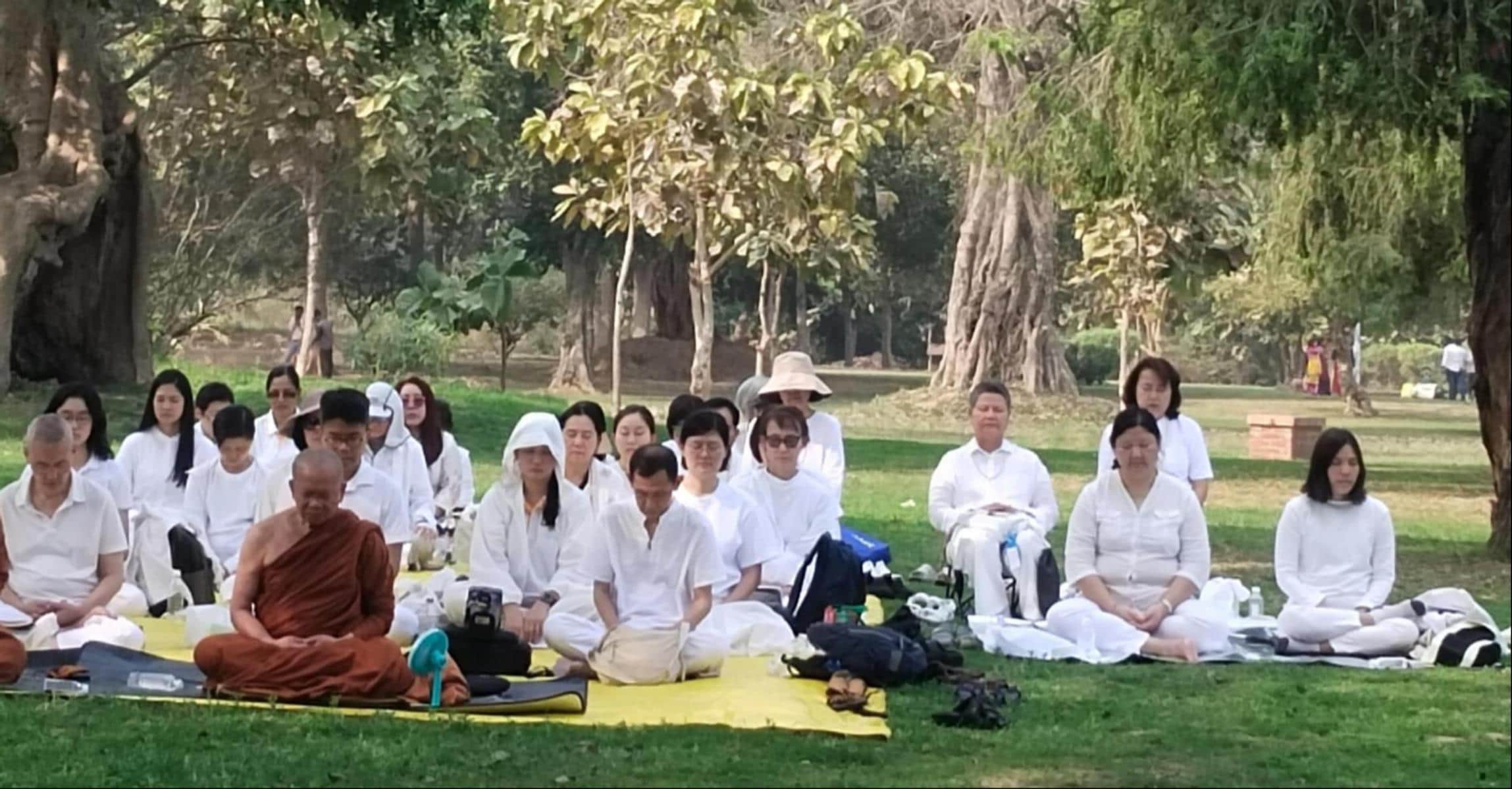  गंध कुटी में पूजा करते बौद्ध अनुयायी।- संवाद