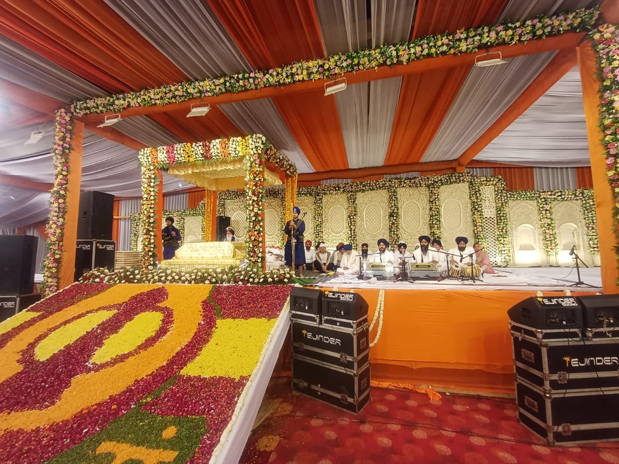 The congregation gathered at Gandhi Maidan and paid their respects at the feet of the Guru.