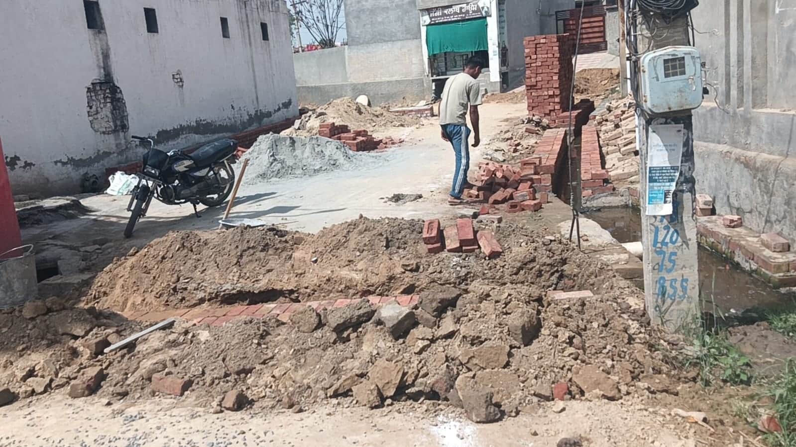 गांव चांदपुरा में सीवरेज लाइन डालने के लिए खोदा गया गड्ढा।