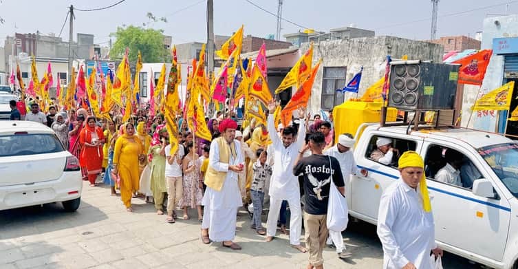 गांव गुल्लरपुर से श्री कृष्ण गौशाला गोंदर तक निशान यात्रा में भाग लेते श्रद्धालु व गौशाला संचाल