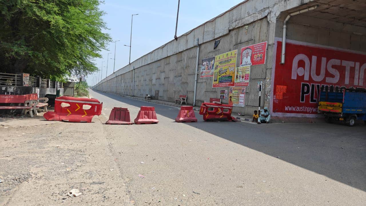 गांव धांगड़ के पुल पर रूट डायवर्जन के लिए लगाए टूटे हुए बैरिकेड्स। 