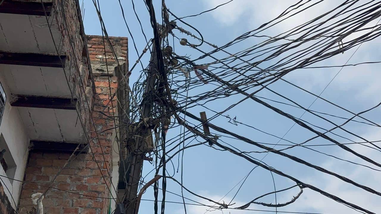 घोसिया नगर में फैला जर्जर बजली के तारों का मकड़जाल। संवाद