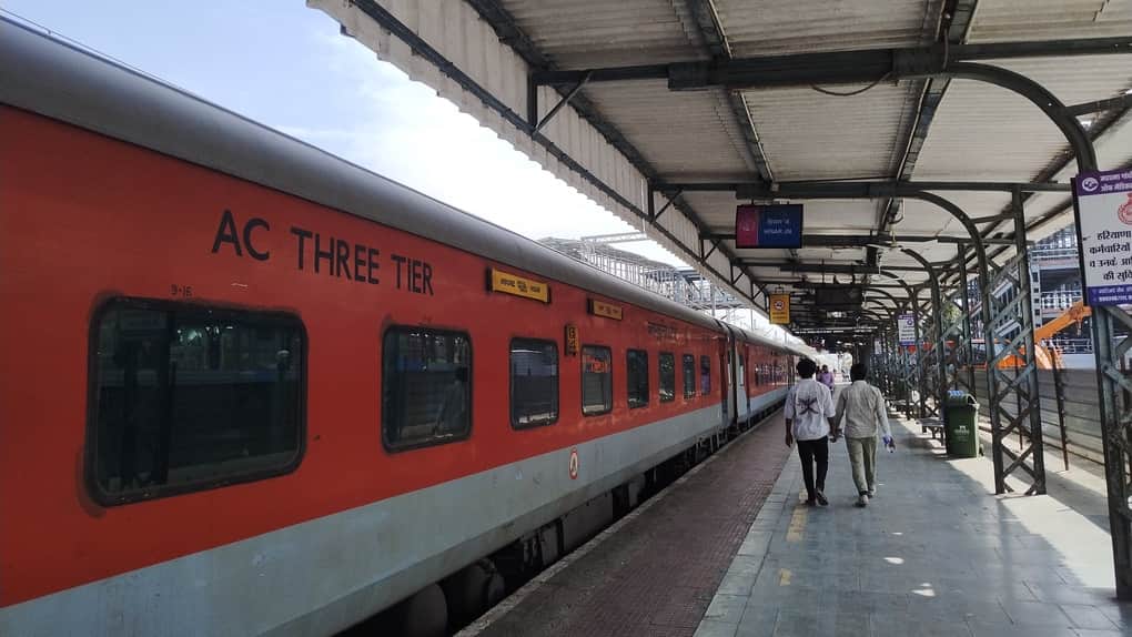  हिसार रेलवे जंक्शन पर खड़ी सुपरफास्ट ट्रेन।