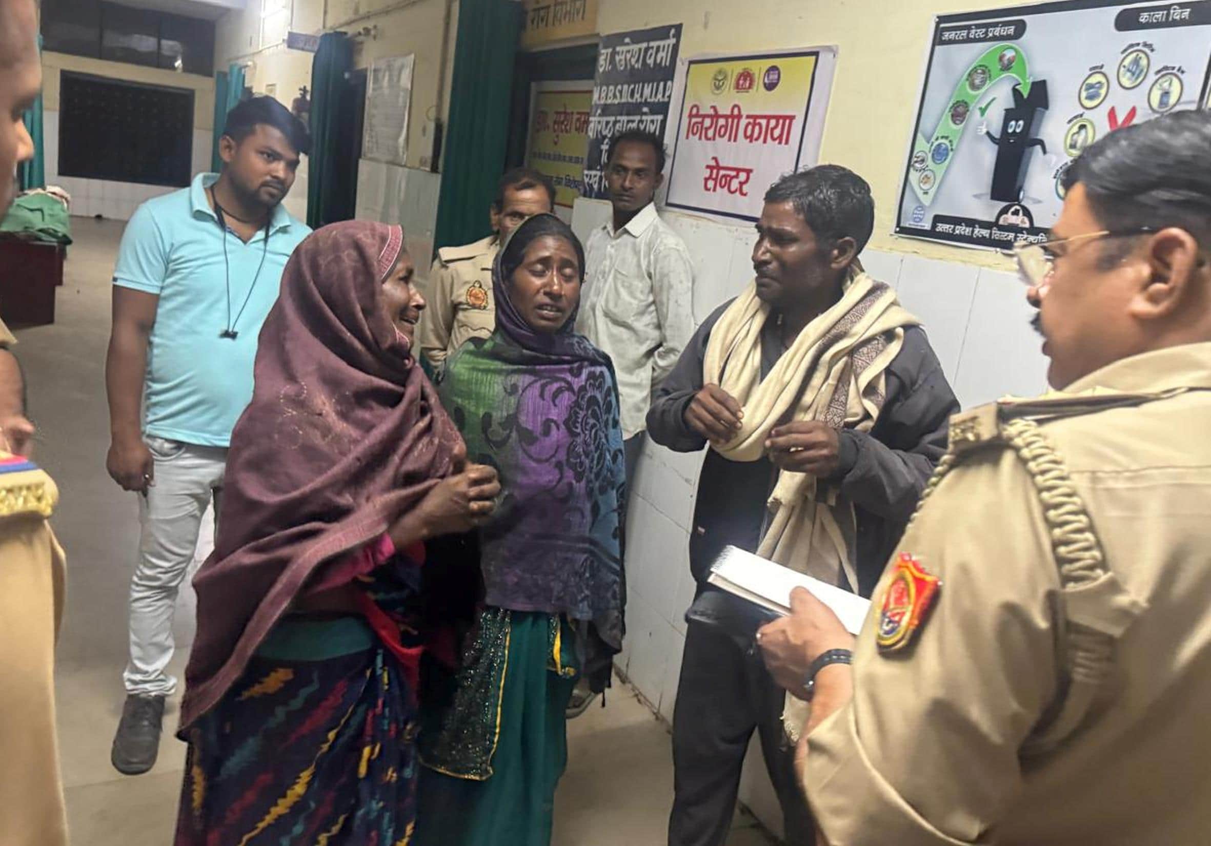 हाड़ा बसेहरी के पास सड़क हादसे में तीन लोगों की मौत के बाद बिलखते परिजन। -संवाद