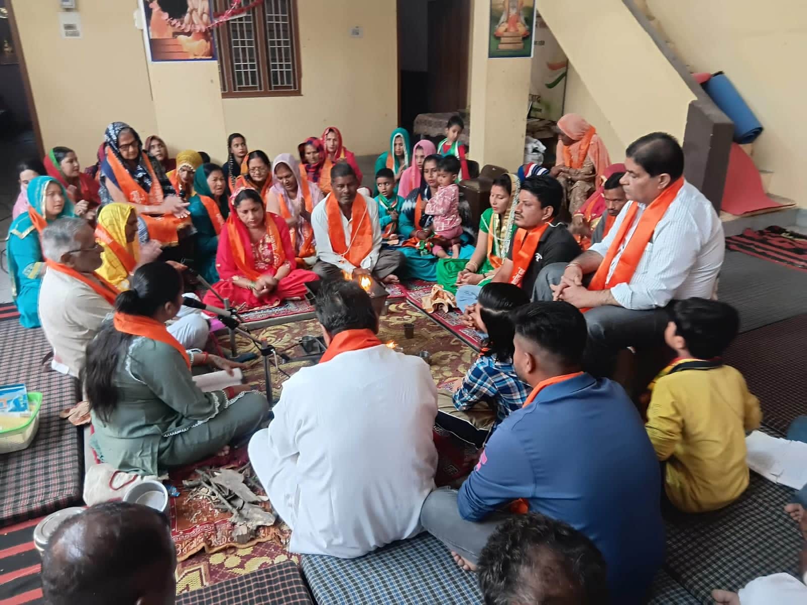 हवन में भाग लेते आर्य समाज के लोग। आयोजक