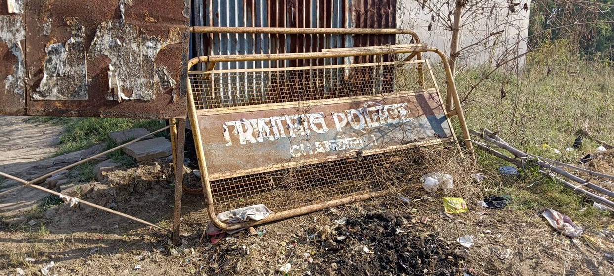 A traffic barrier in the trash, responsible for the accident