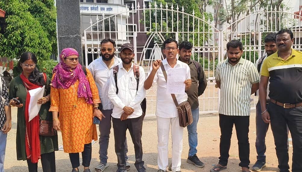 जेएसएससी कार्यालय के बाहर प्रदर्शन करते छात्र