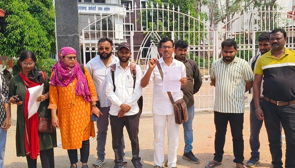 जेएसएससी कार्यालय के बाहर प्रदर्शन करते छात्र