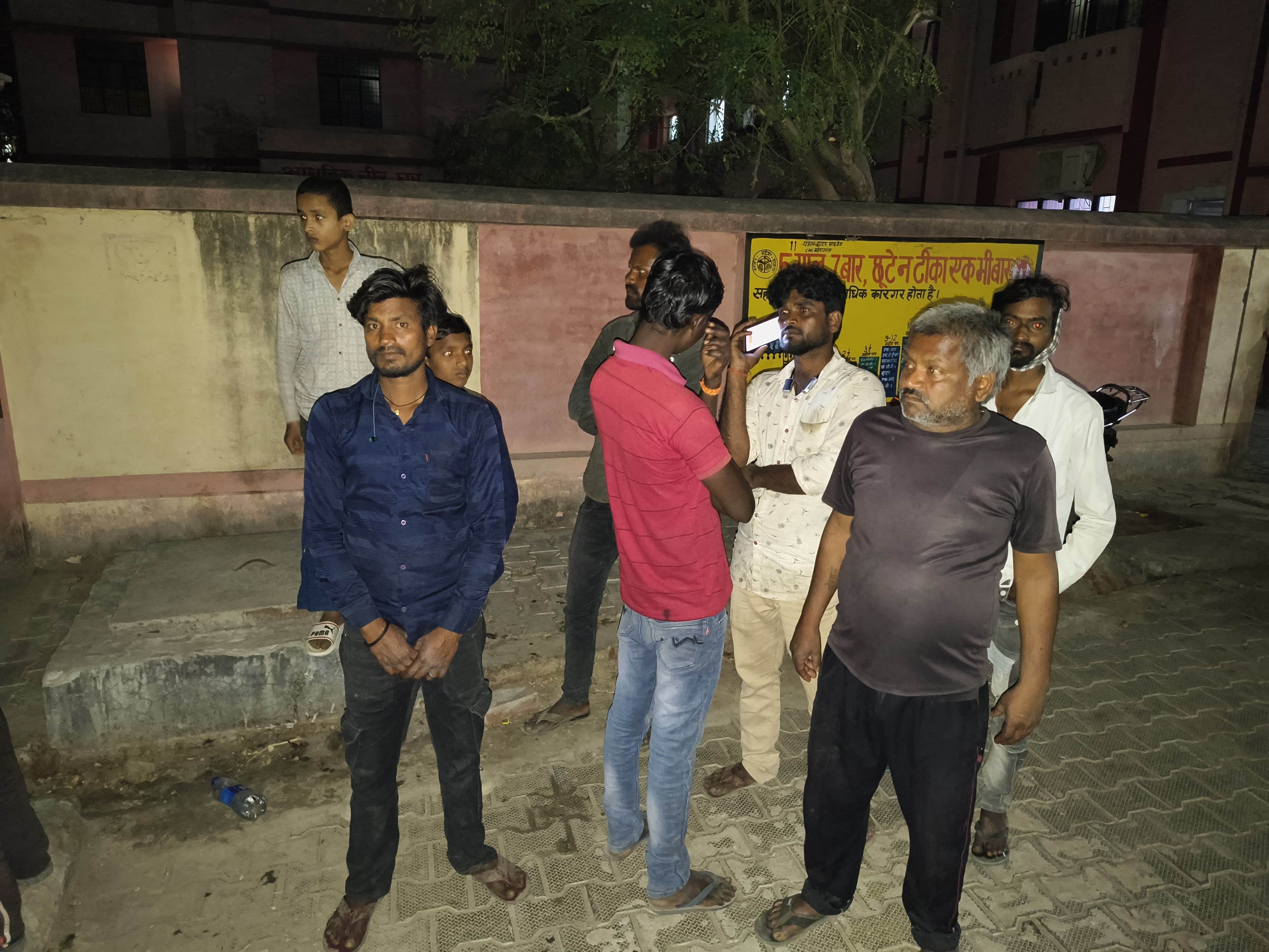 जिला अस्पताल में मौजूद परिजन।  