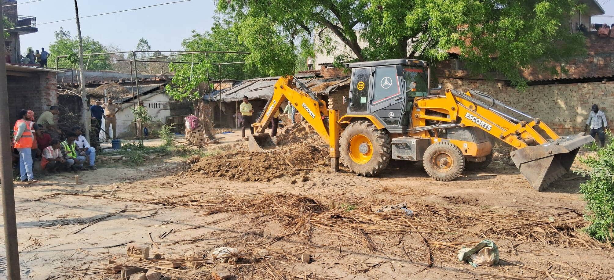 जलालपुर के ग्राम अरईपुर में जेसीबी से ध्वस्त किया जा रहा अतिक्रमण। 