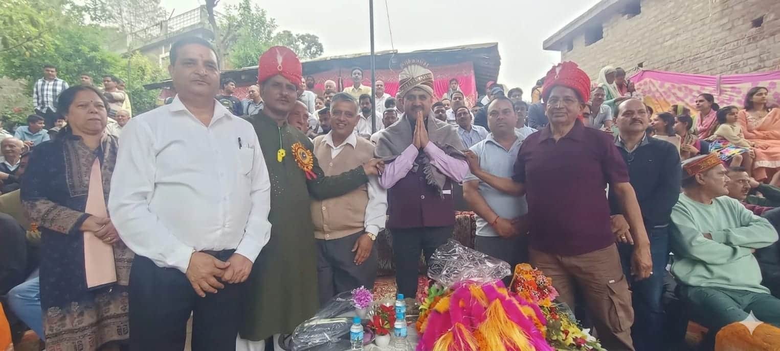 जलाड़ी में विधायक पवन काजल का स्वागत करते लोग। स्रोत: आयोजक