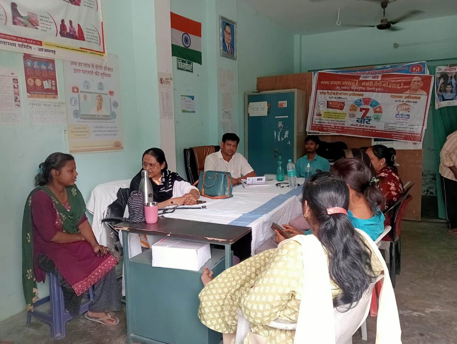 जन आरोग्य मेले में मरीजों को परामर्श देते डॉक्टर।