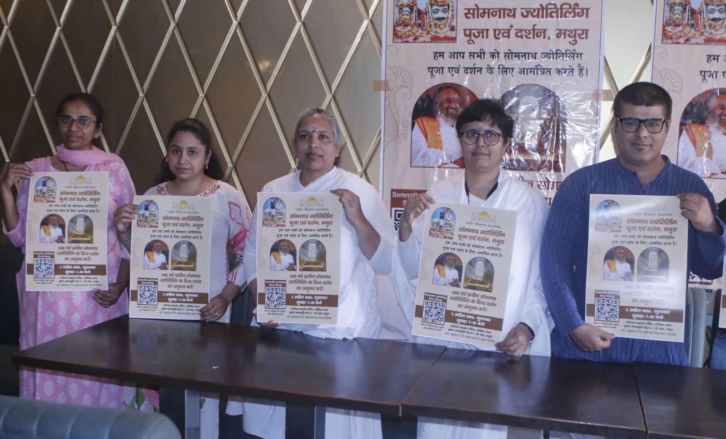 जानकारी देते आर्ट ऑफ लिविंग परिवार के सदस्य। 