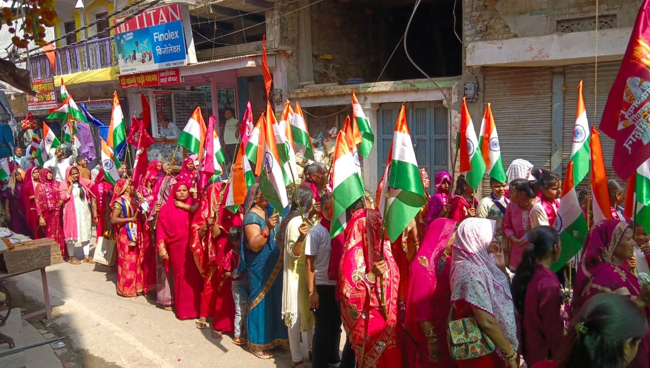 कछवा में निकली शोभायात्रा में शामिल महिलाएं।