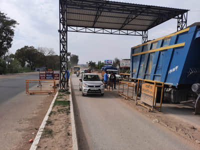 कंडवाल टोल बैरियर से से हर रोज की तरह आवाजाही करते हुए गड़ियां। संवाद