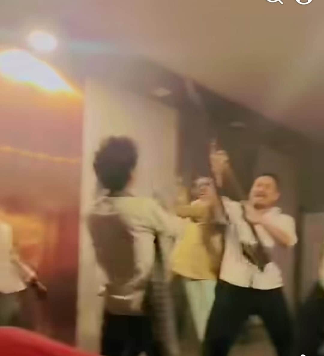 कैफे में डांस करते हुए युवक-स्रोत सोशल मीडिया