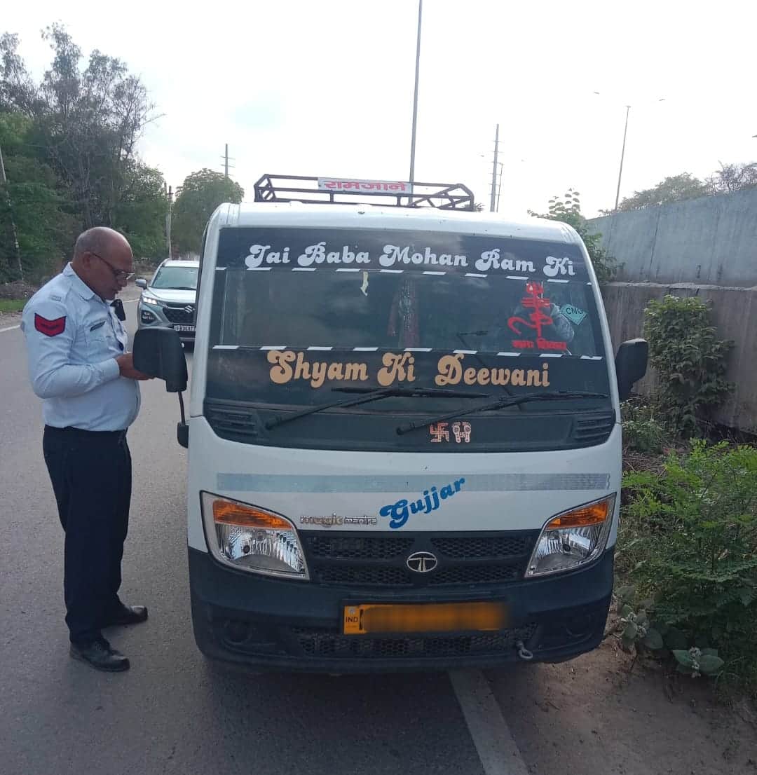 कागज की जांच करती पुलिस टीम। स्रोत : पुलिस