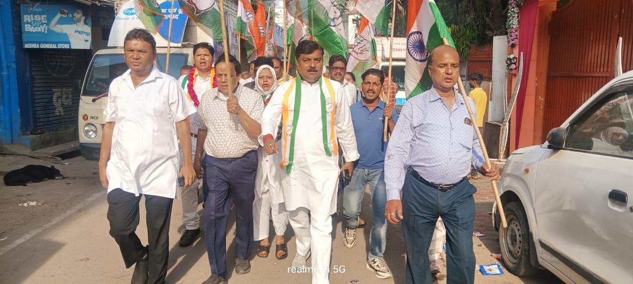 Congress members took out a 'Tiranga Yatra' with the national flag.