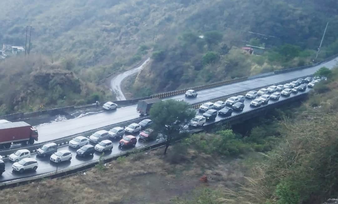 कालका-शिमला एनएच पर लगी वाहनों की लंबी कतार। संवाद